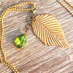 Vintage leaf & green stone long necklace